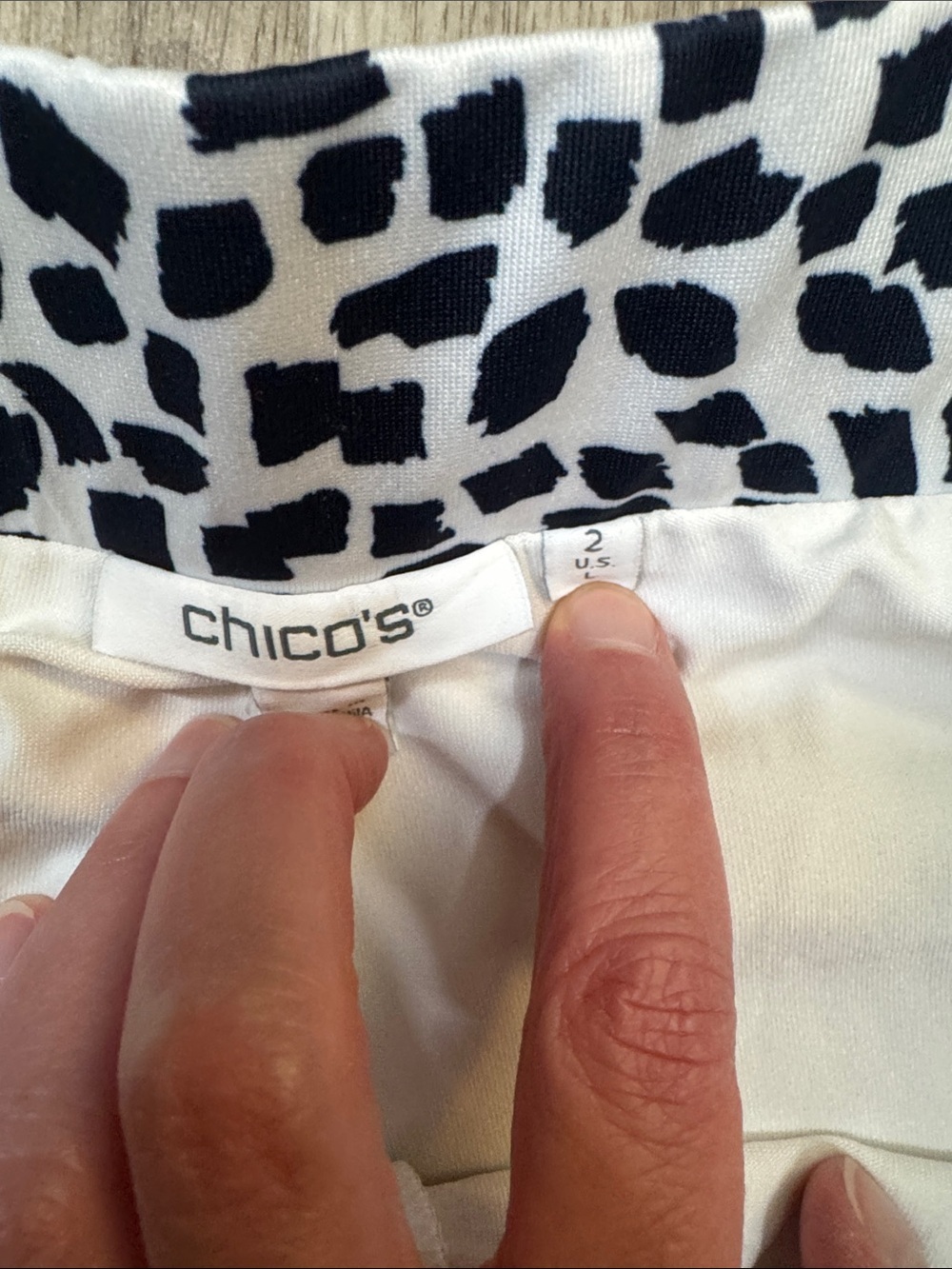 Chico's Black and White Abstract Print Mini Skirt size Chicos 2 or 12 - Picture 2 of 10
